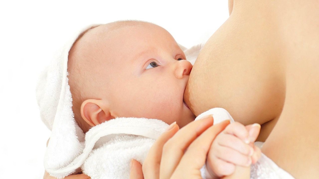 Молочная грудь молодой мамаши фото