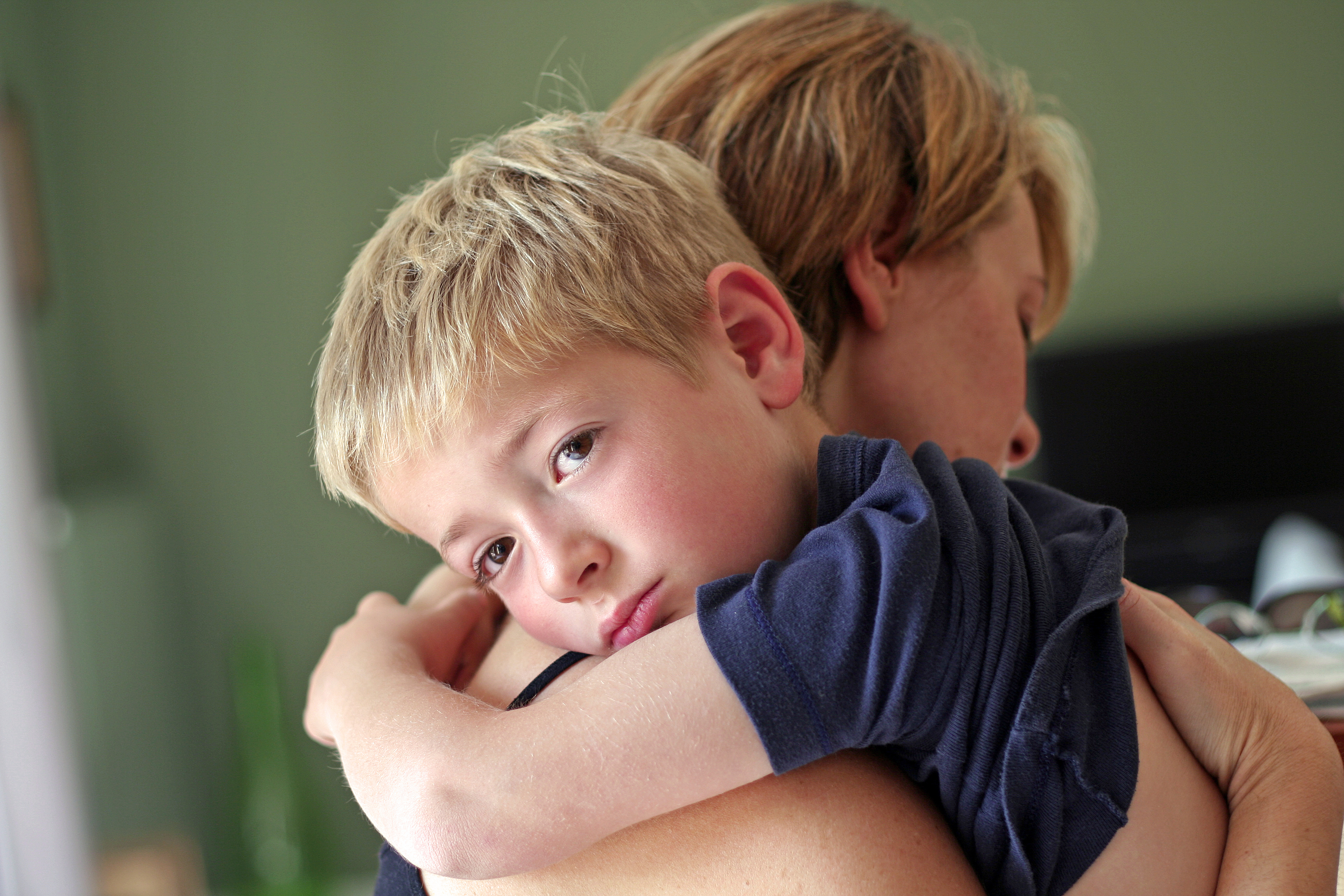 Мать с ребенком. Картинки где мама целует сыночка. Мальчик обнял маму. Мальчик обнял маму. Взрослый сын обнимает маму рисунок.