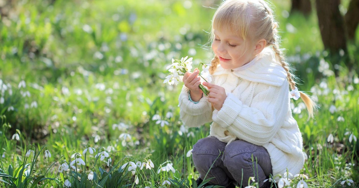 Devojčica bere cveće