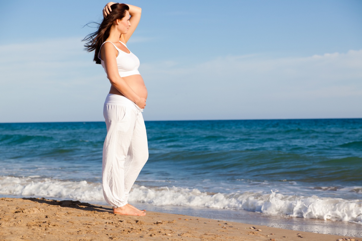 Беременная женщина на море