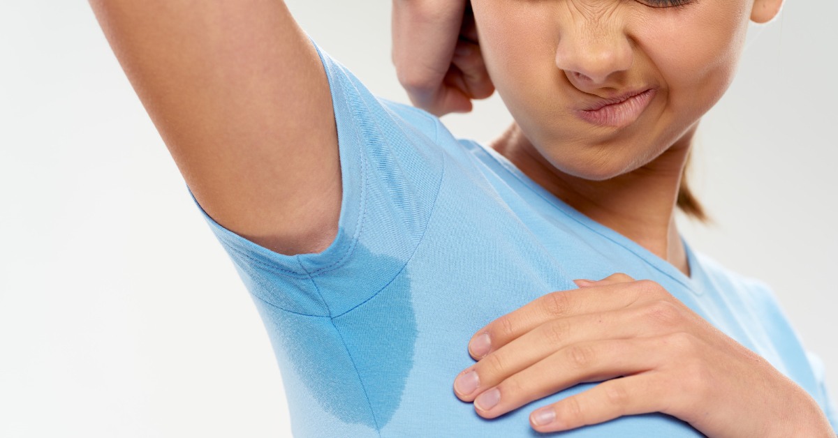 devojka sa oznojenim pazuhom