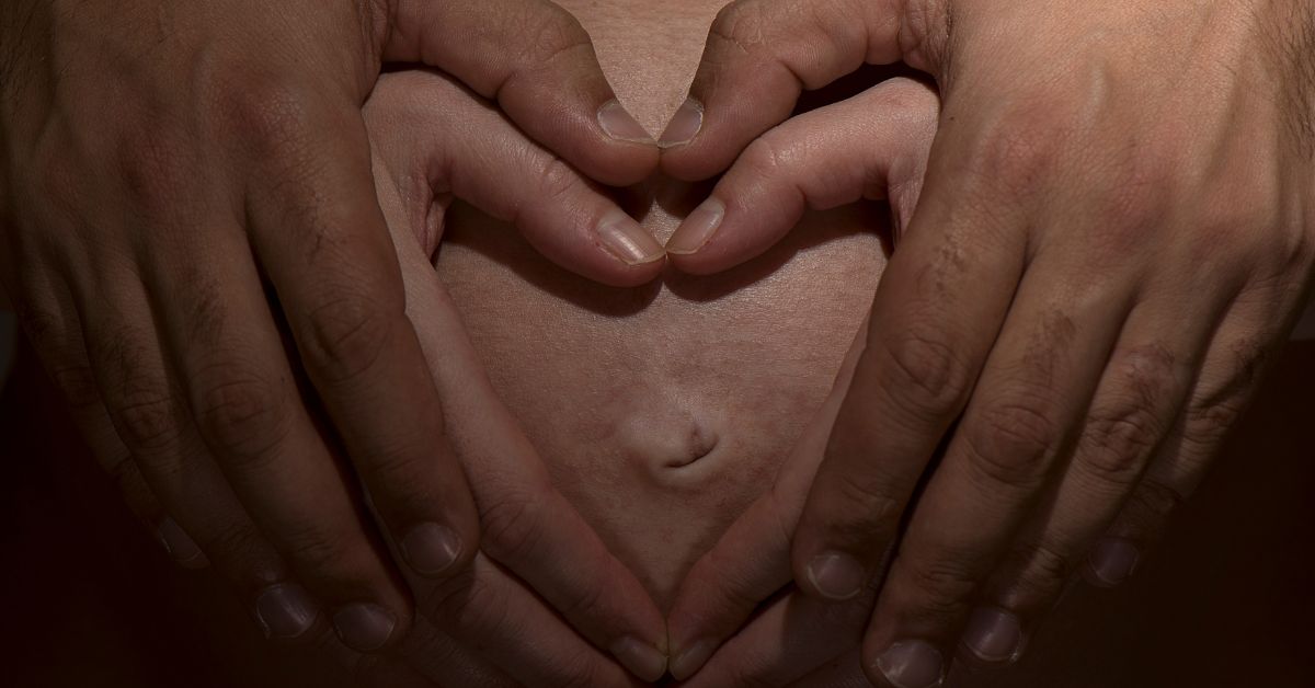 ruke na stomaku trudnice