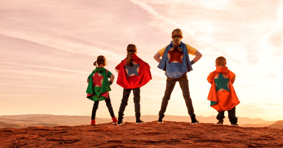 četvoro dece sa ogrtačima superheroja