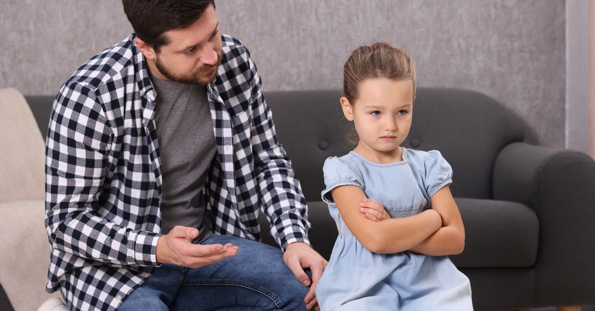 Tata objašnjava devojčica se duri