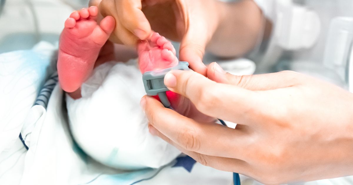 Fotografija nožice prevremeno rođene bebe u inkubatoru