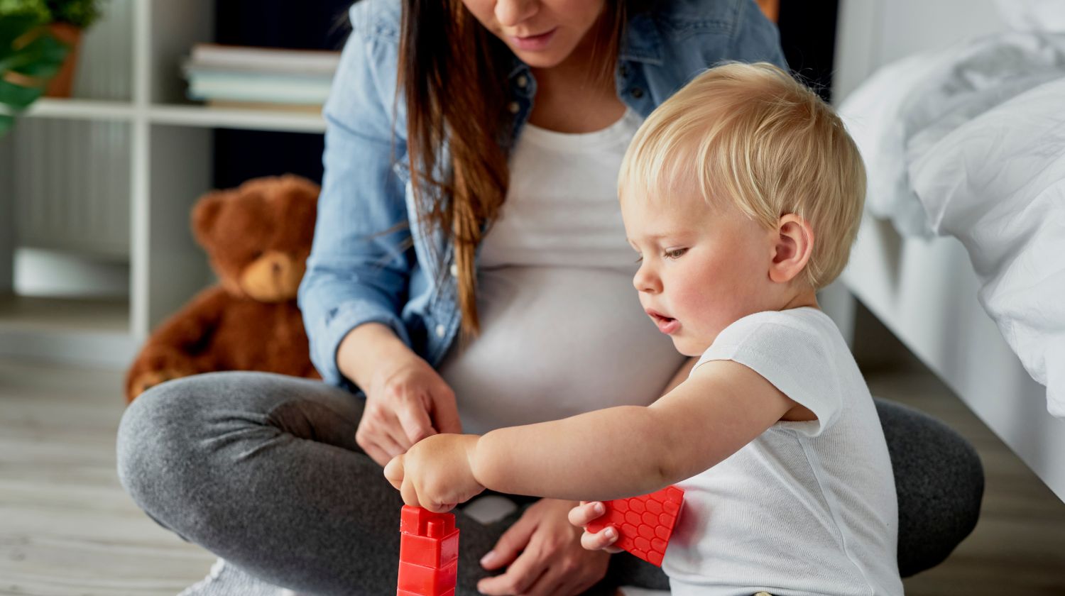 Trudna mama se igra sa malim detetom