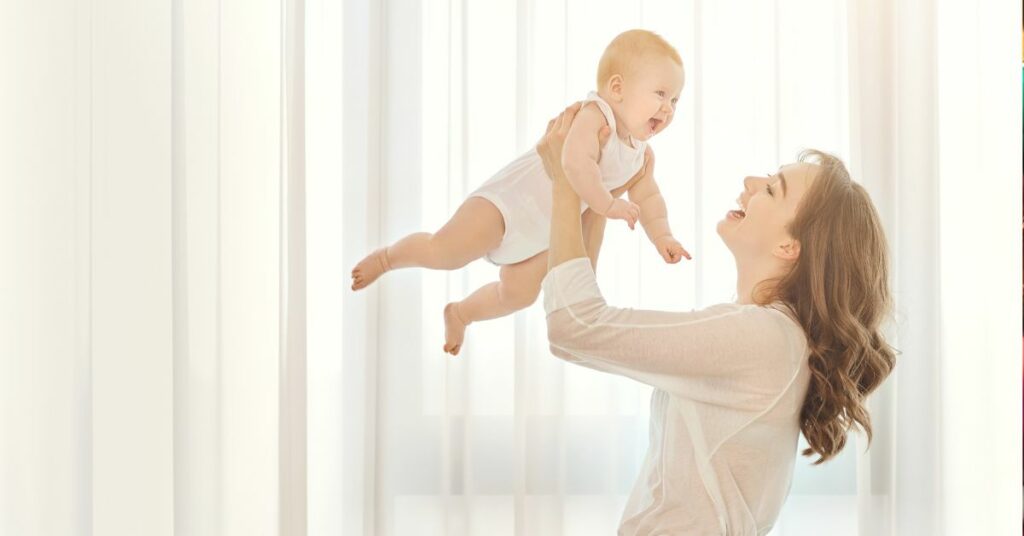 beba se igra sa mamom