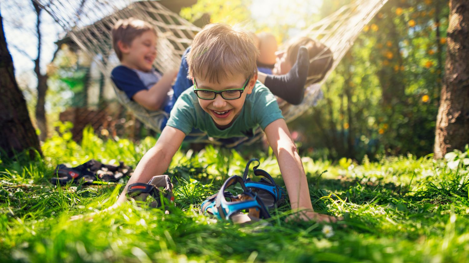Dečaci se igraju u prirodi ležaljka