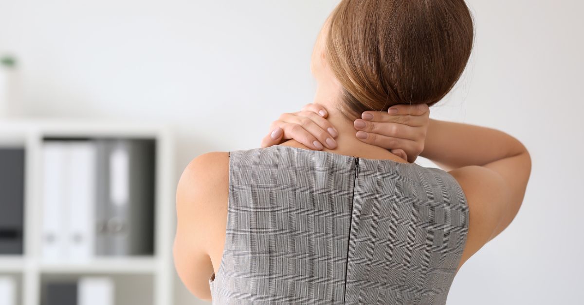 Žena se drži za vrat