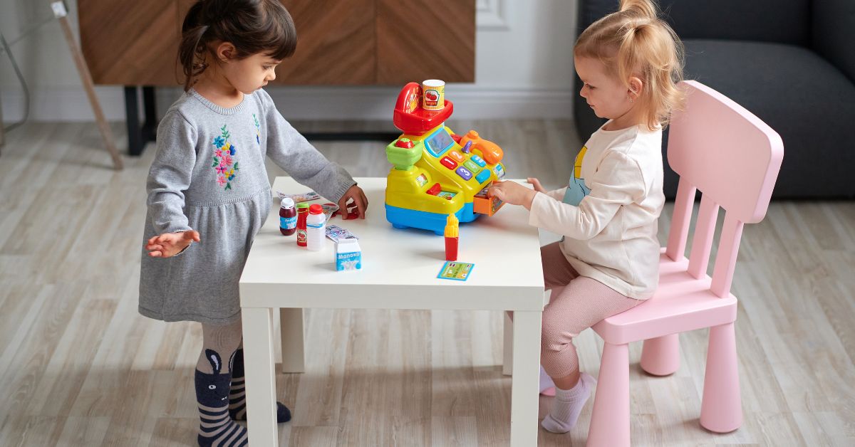 Dve devojčice igraju se kasa prodavnice