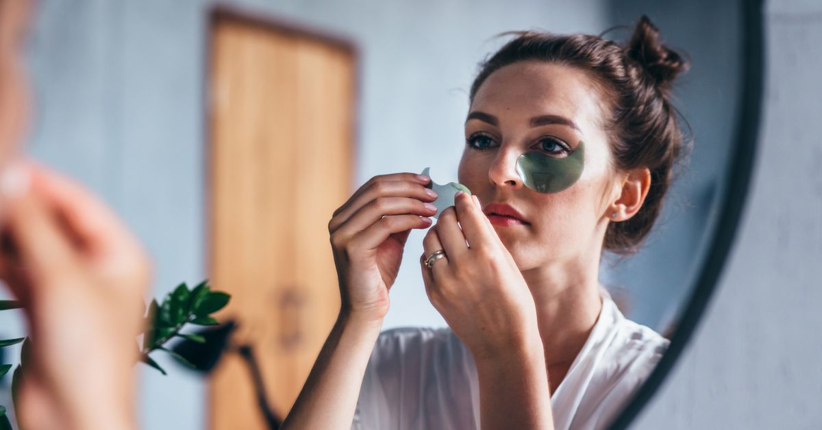 žena pred ogledalom