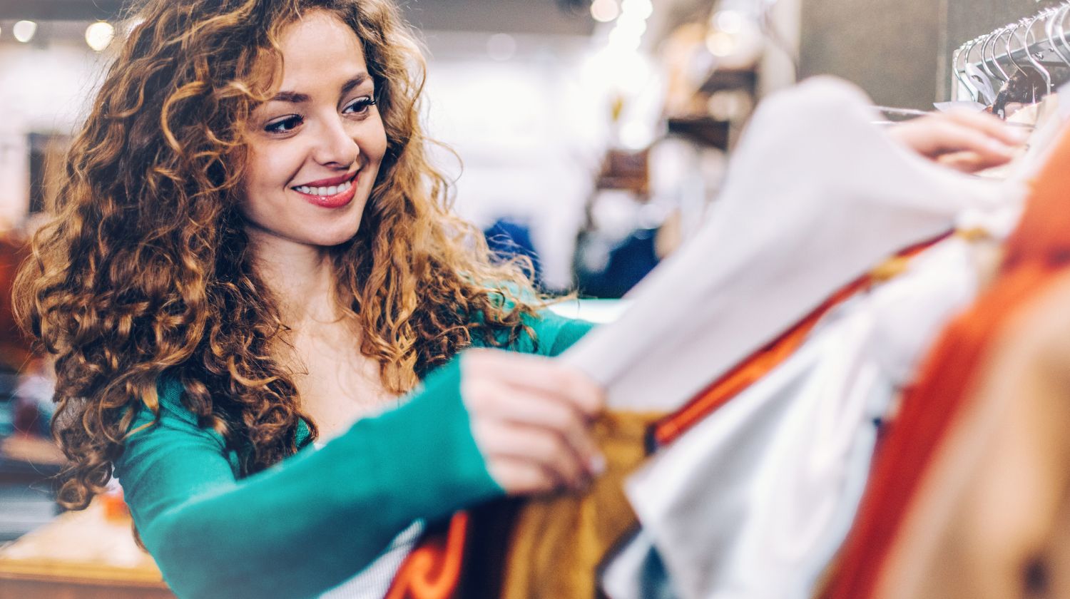 Žena razgleda garderobu u prodavnici
