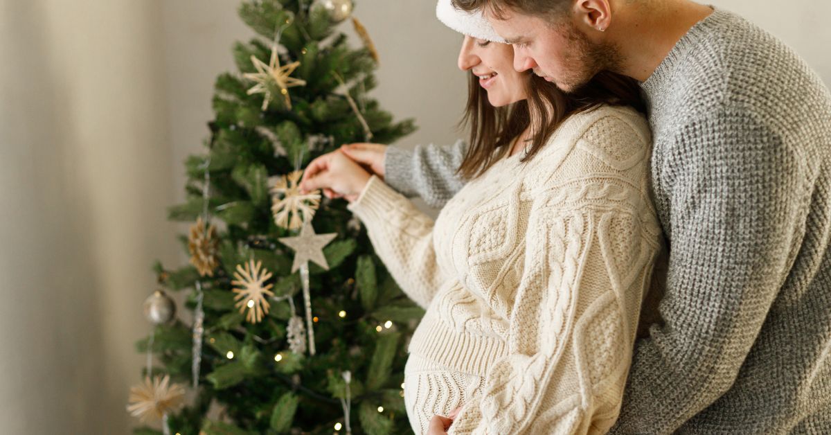 Trudnica i partner novogodišnja jelka