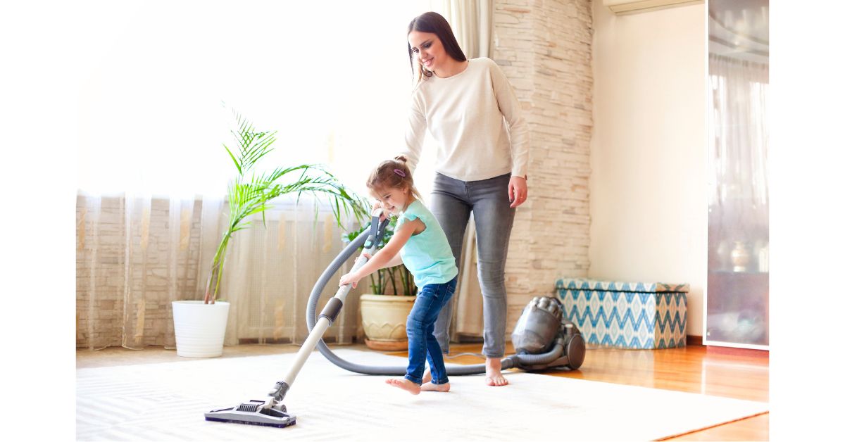 Mama i ćerka usisava