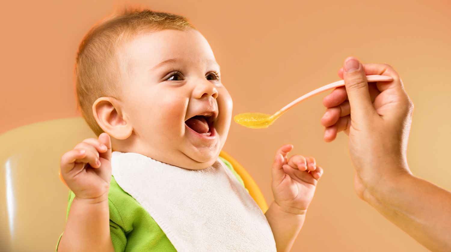 Beba se smeje dok je hrane