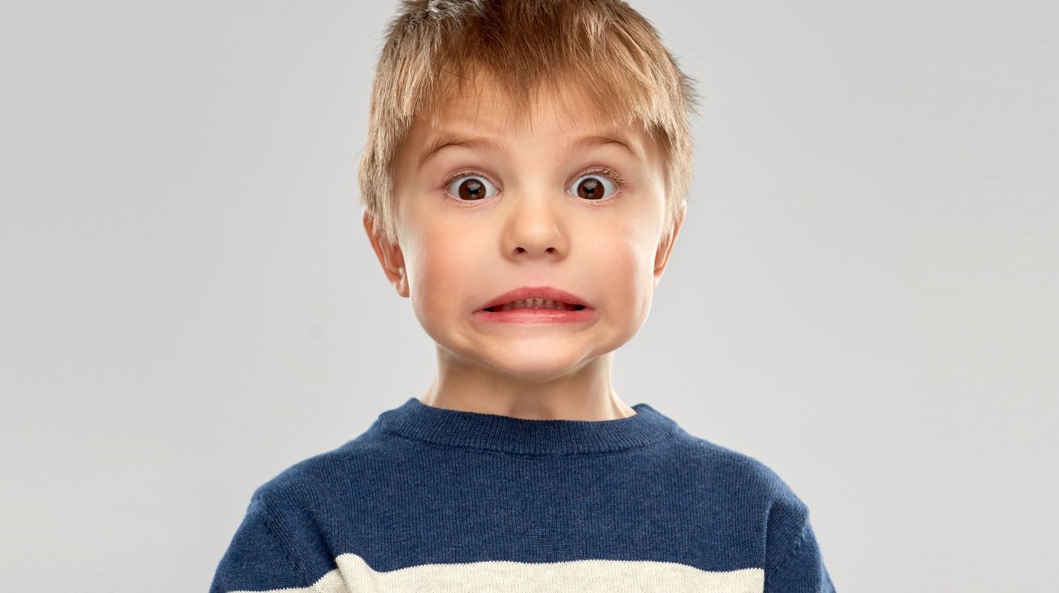 Dečak ne tako srećan sa ustima nadole