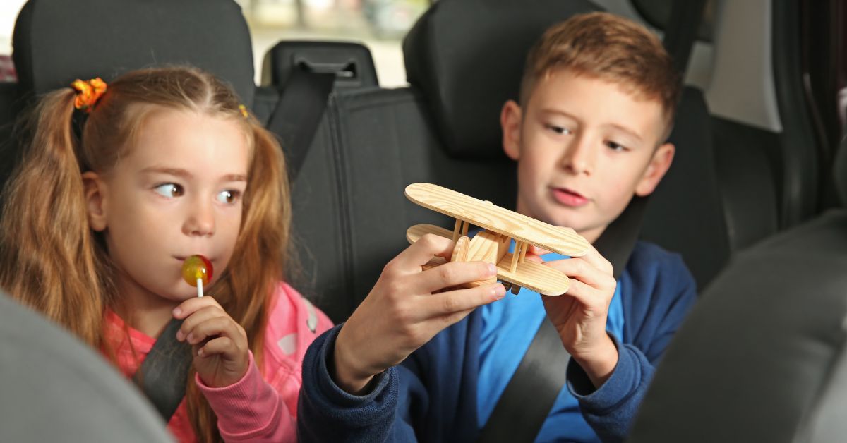 Dvoje dece se voze na zadnjem sedištu automobila