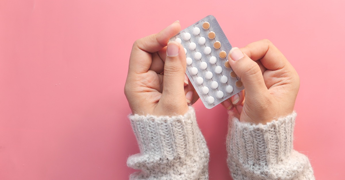 Kontraceptivna pilula u rukama žene