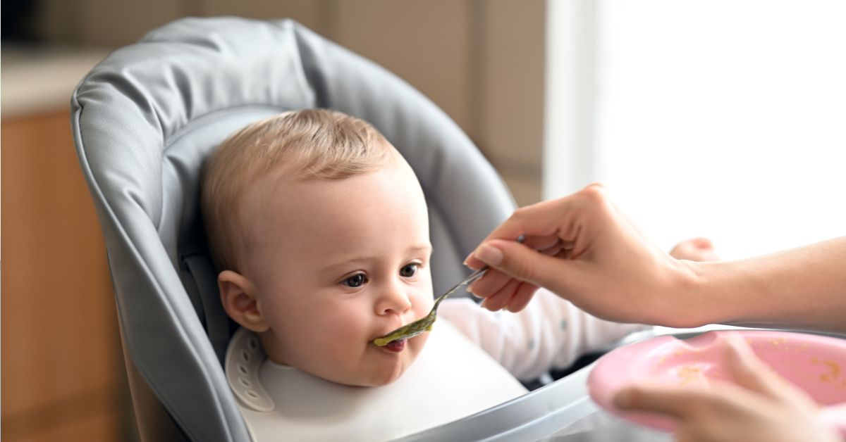 majka hrani bebu kašicom