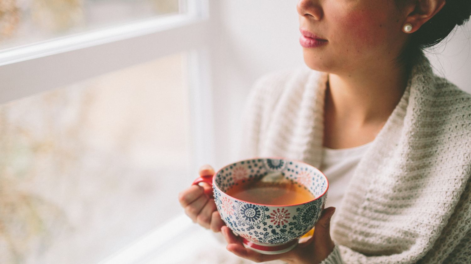 Žena drži u ruci šolju čaja