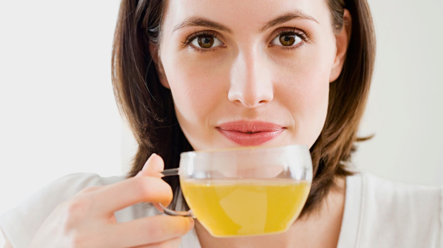 Žena sa šoljom čaqja u ruci