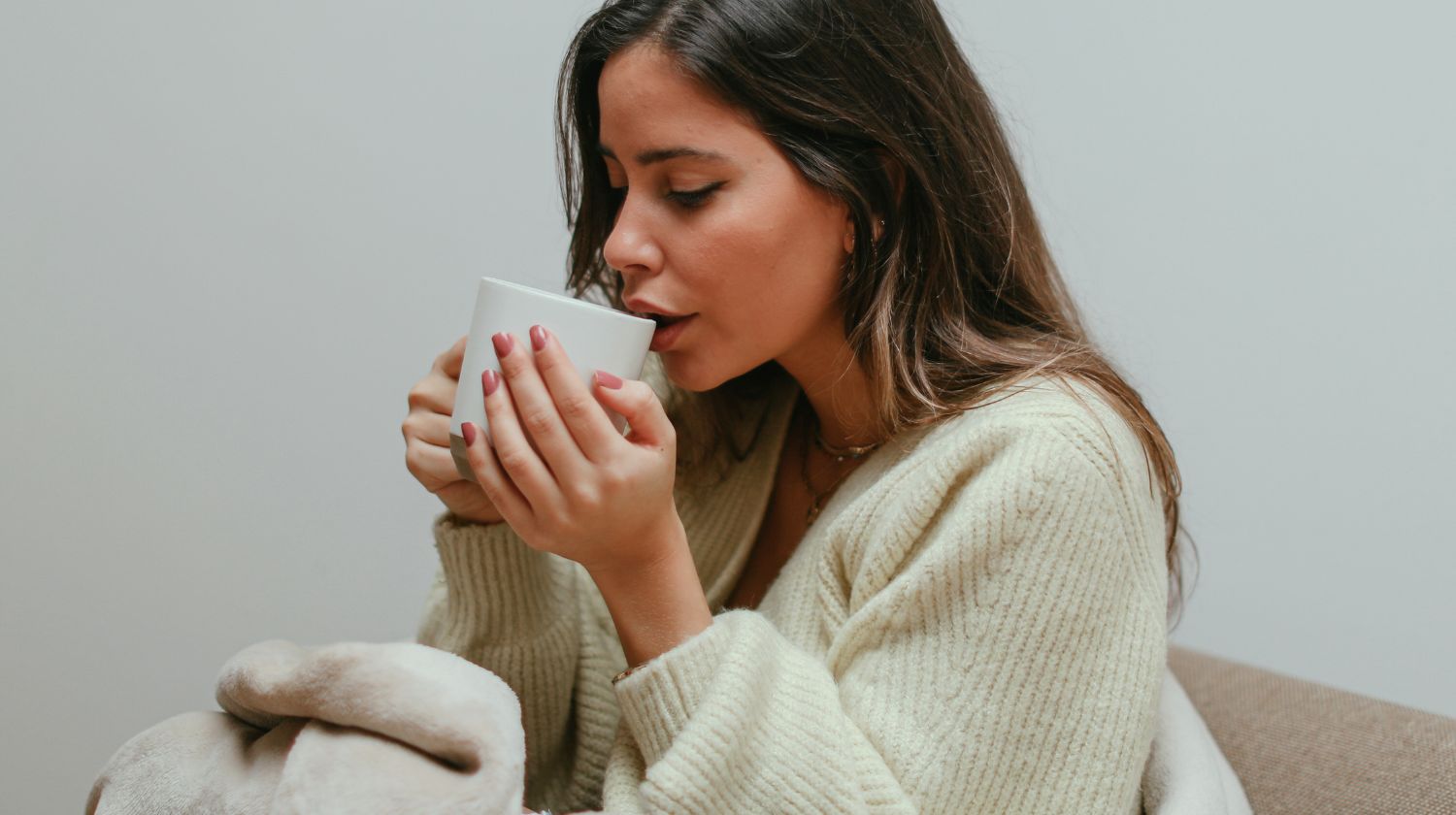 Žena pije čaj