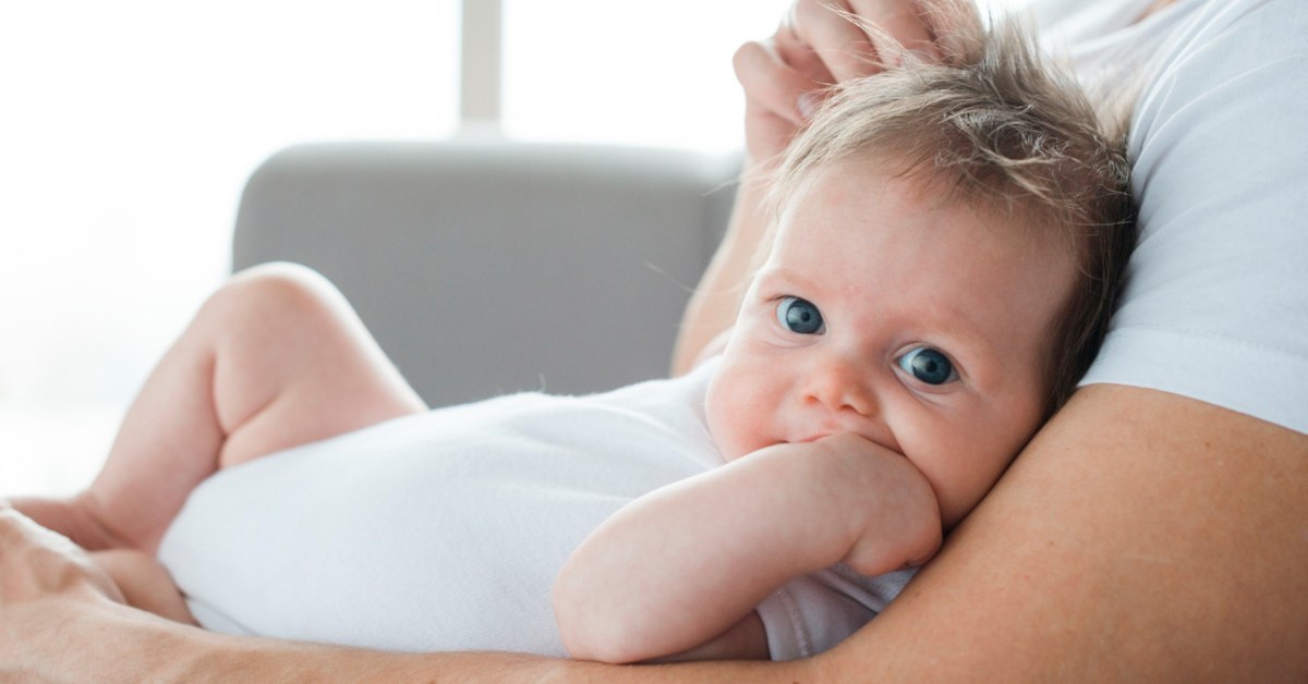 beba u naručju tati