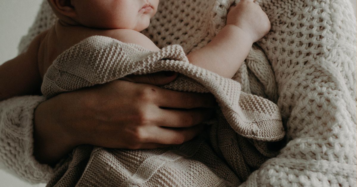 mama drži bebu sa grčevima