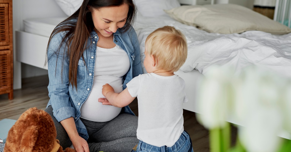 trudnica i sin u sobi