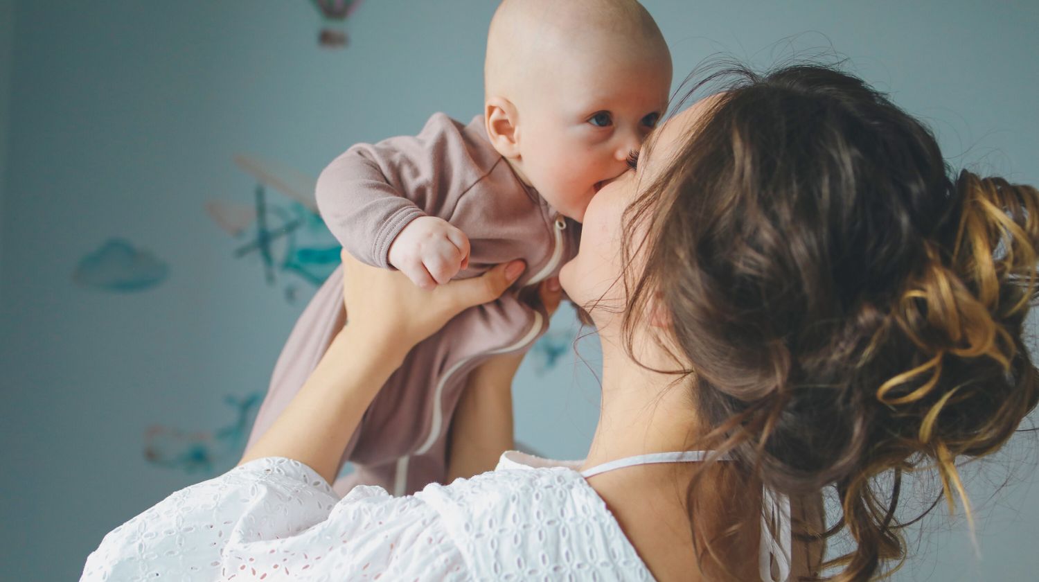 Mama i beba se igraju