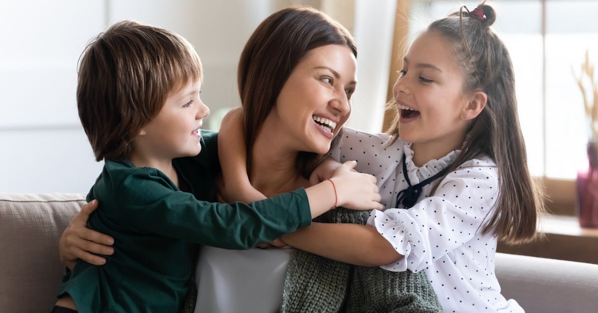 Mama ćerka sin zagrljaj