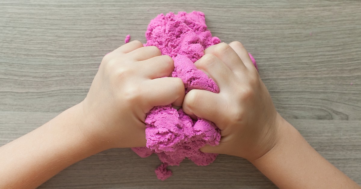 dete gnječi kinetički pesak