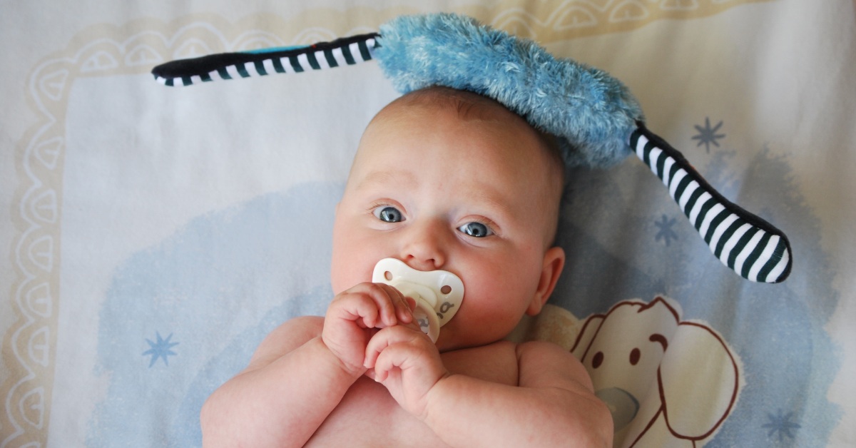 beba sa cuclom u ustima