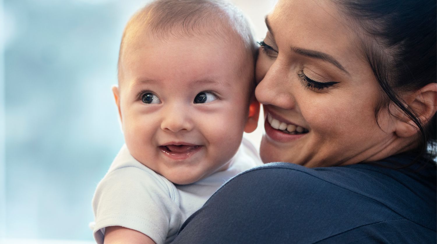 Mama drži bebu u naručju