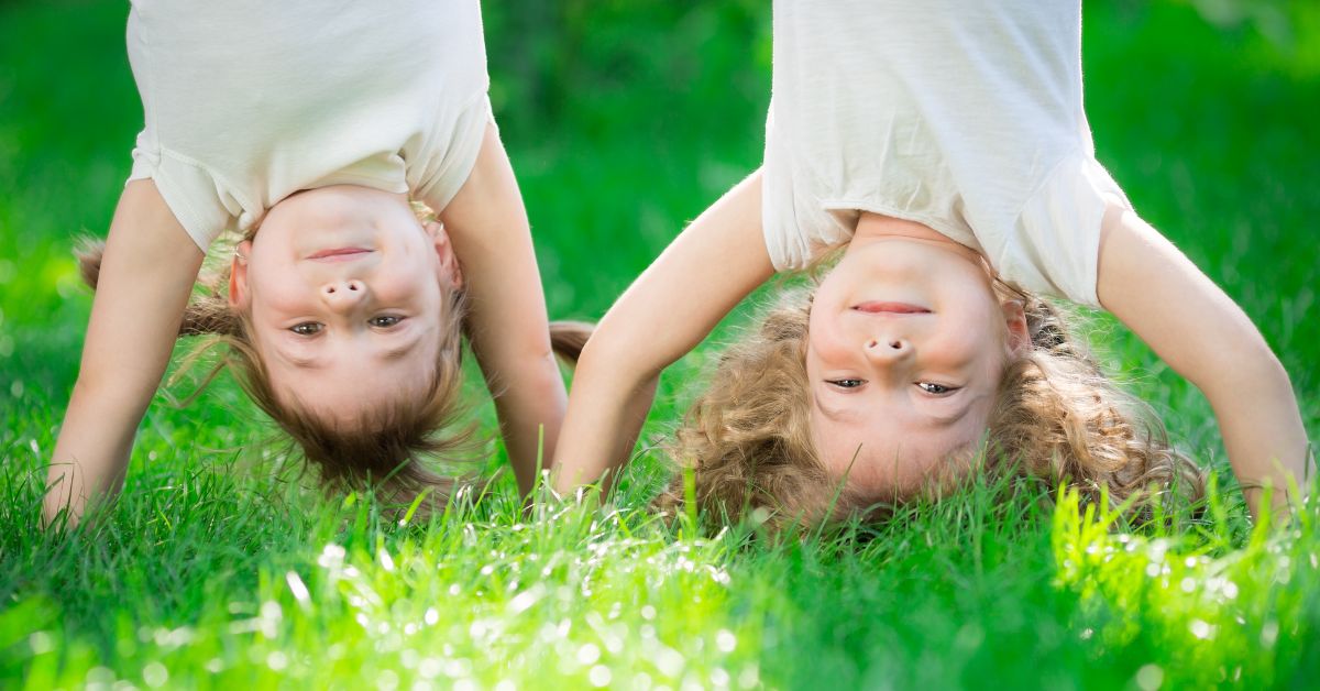 Dva dečaka okrenuti naopako igraju se