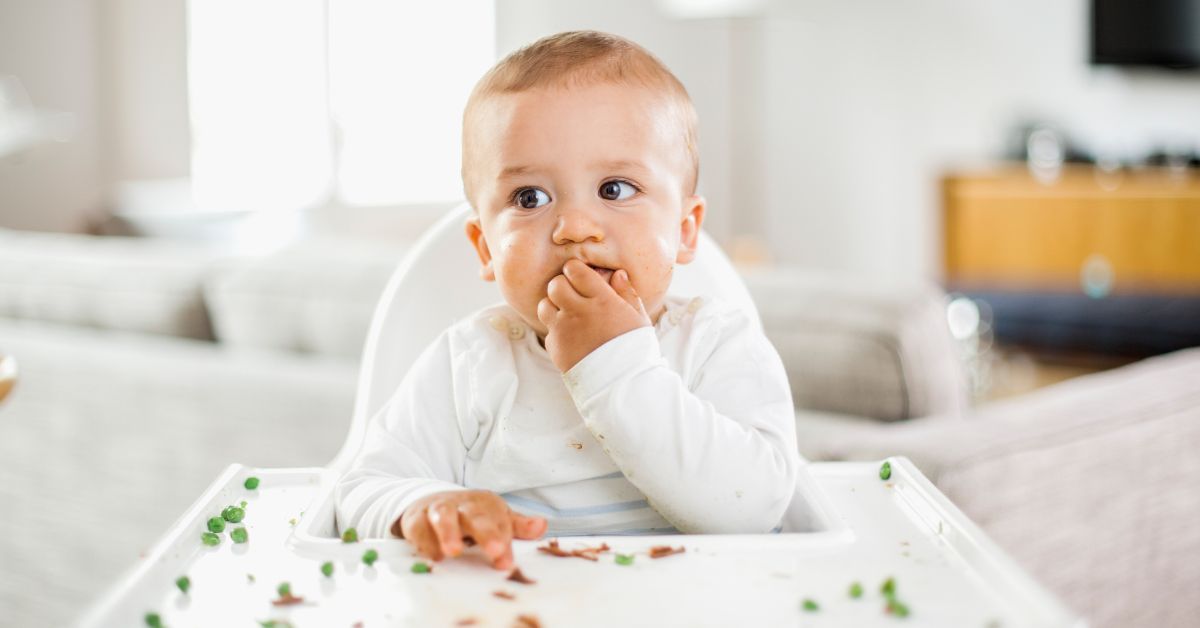 dete jede grašak i meso sa stolice