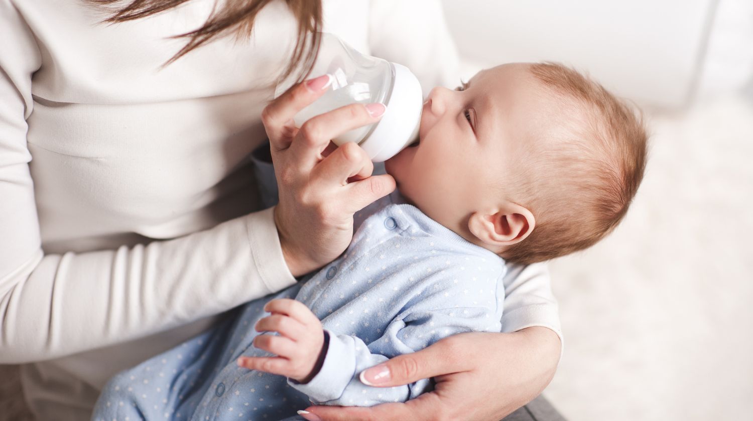 Beba pije iz flašice