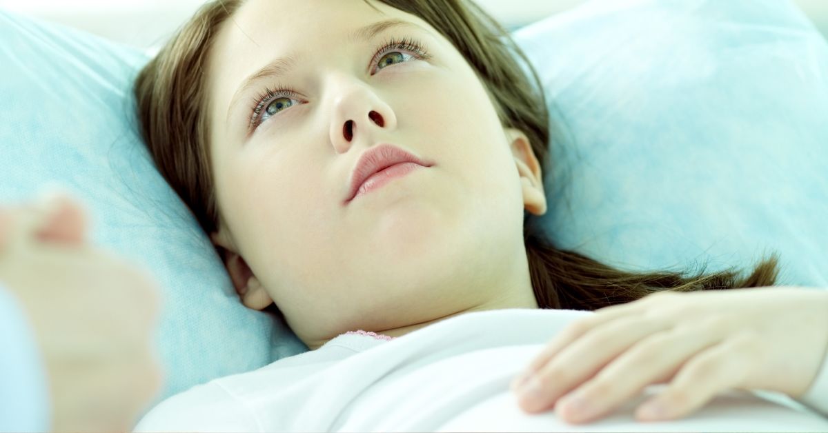 devojčica se drži za bolan stomak