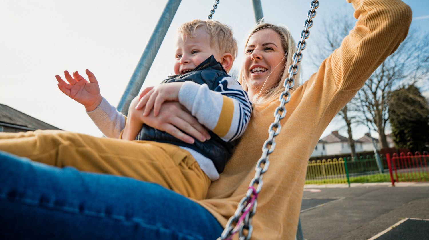 Tetka i dete ljuljaška zajedno