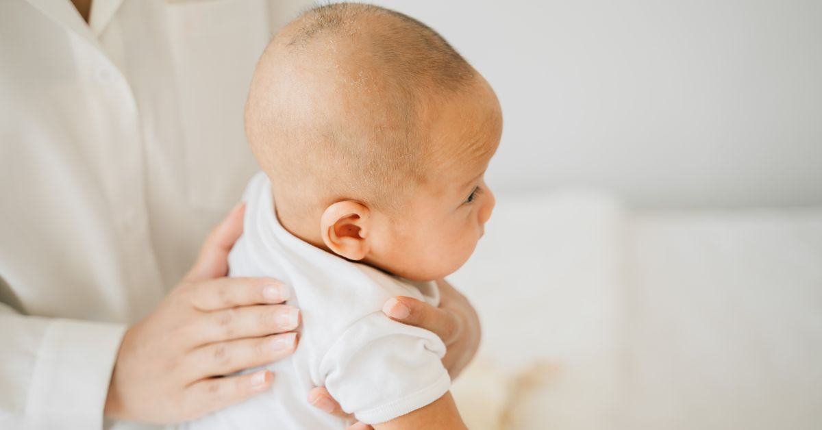 beba sedi u položaju za podrigivanje