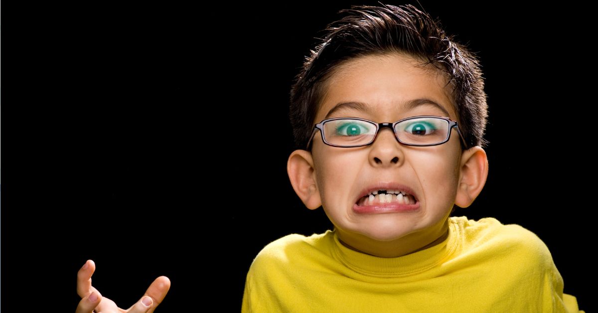 dečak u žutoj majici se ljudti