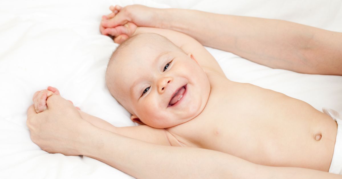 mama drži bebu za ruke