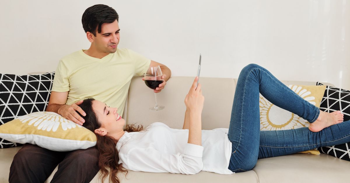 Par se odmara na kauču