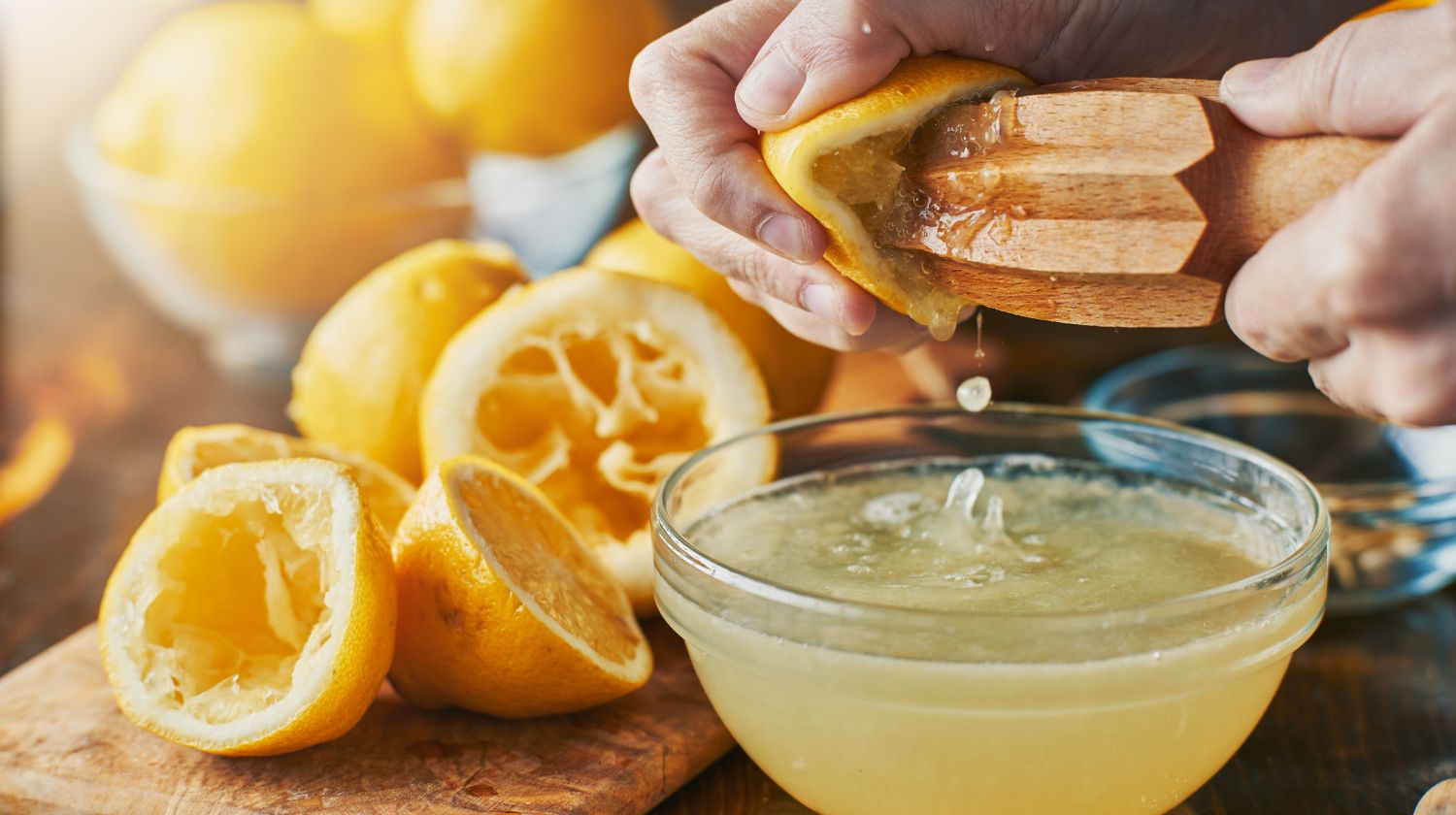 Ceđenje limuna u staklenu činijicu