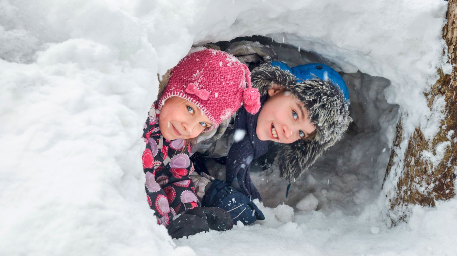 Dečak i devojčica se igraju na snegu