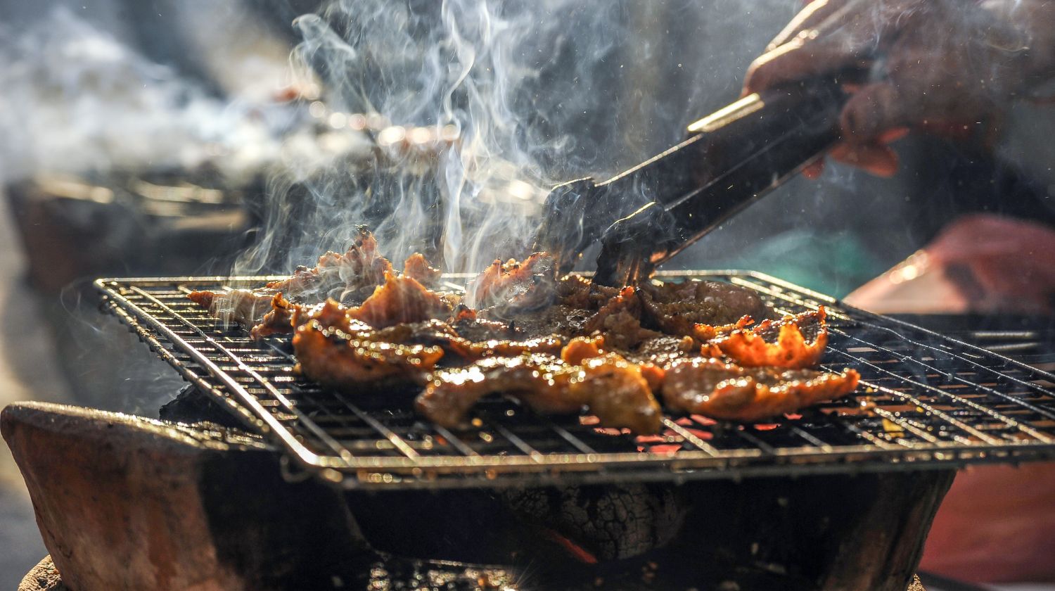 Rostilj se peče na vatri dim