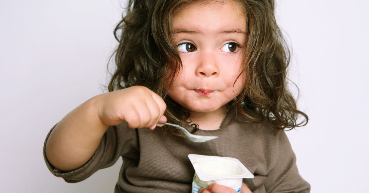 devojčica jede jogurt