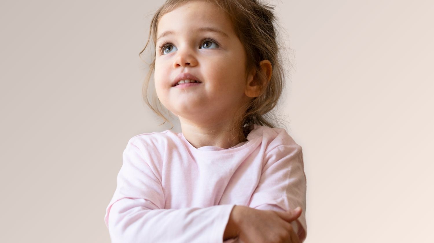 Devojcica gleda gore