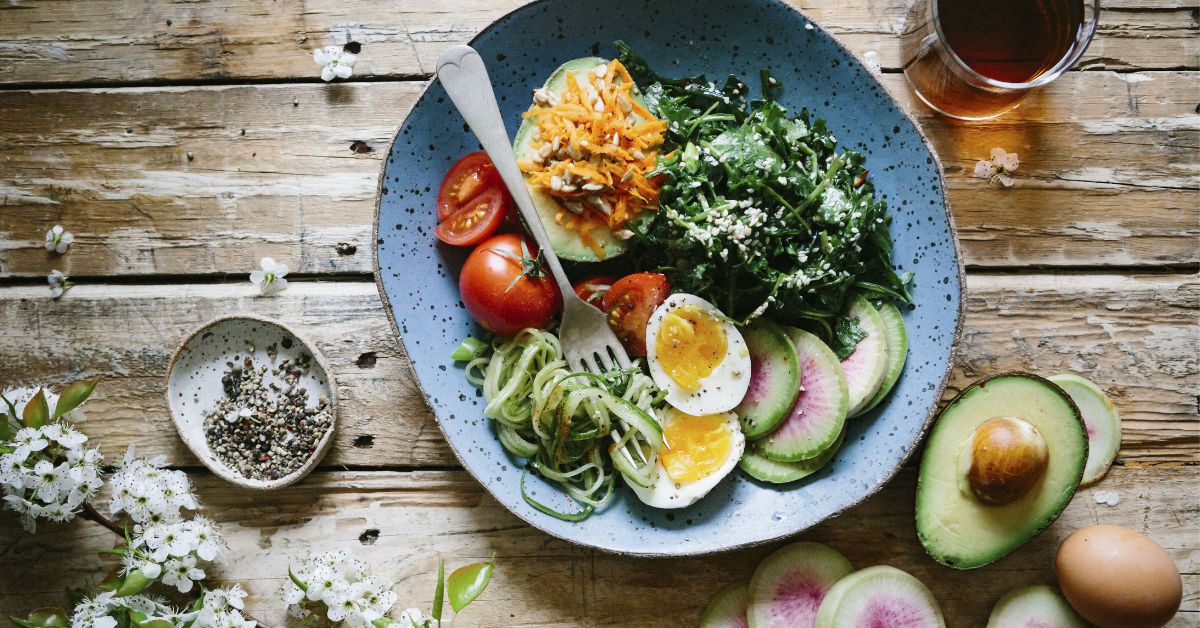 Zdrava ishrana tanjir sa paradajzom, jajima, spanaćem i avokadom