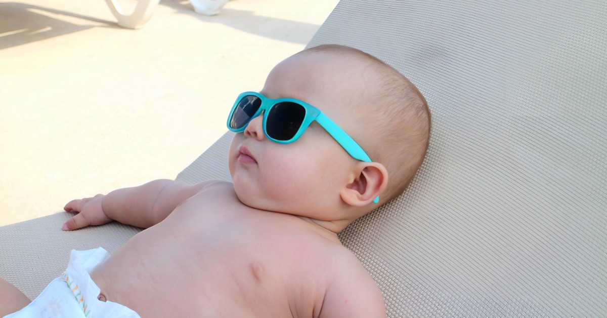 beba leži sa naočarima